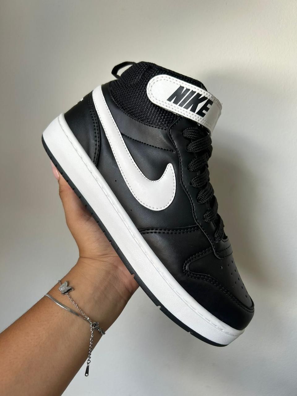 Tênis Nike Borugh Cano Alto - Preto e Branco