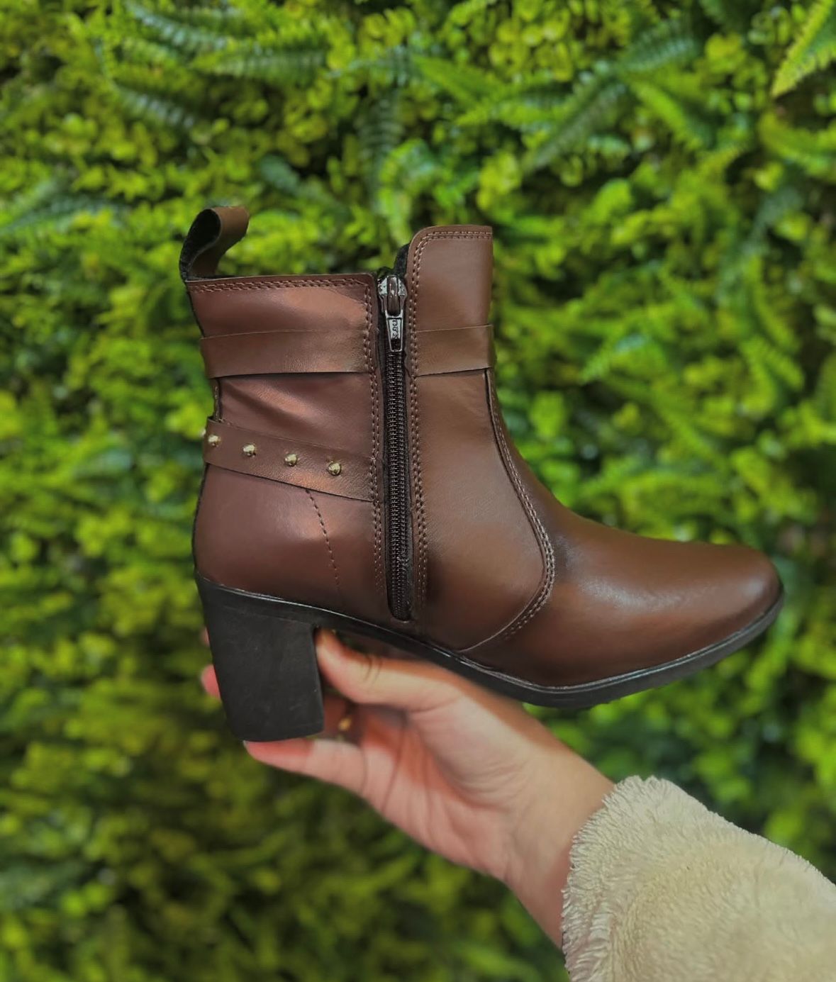 Bota Cano Baixo com detalhes Dourado