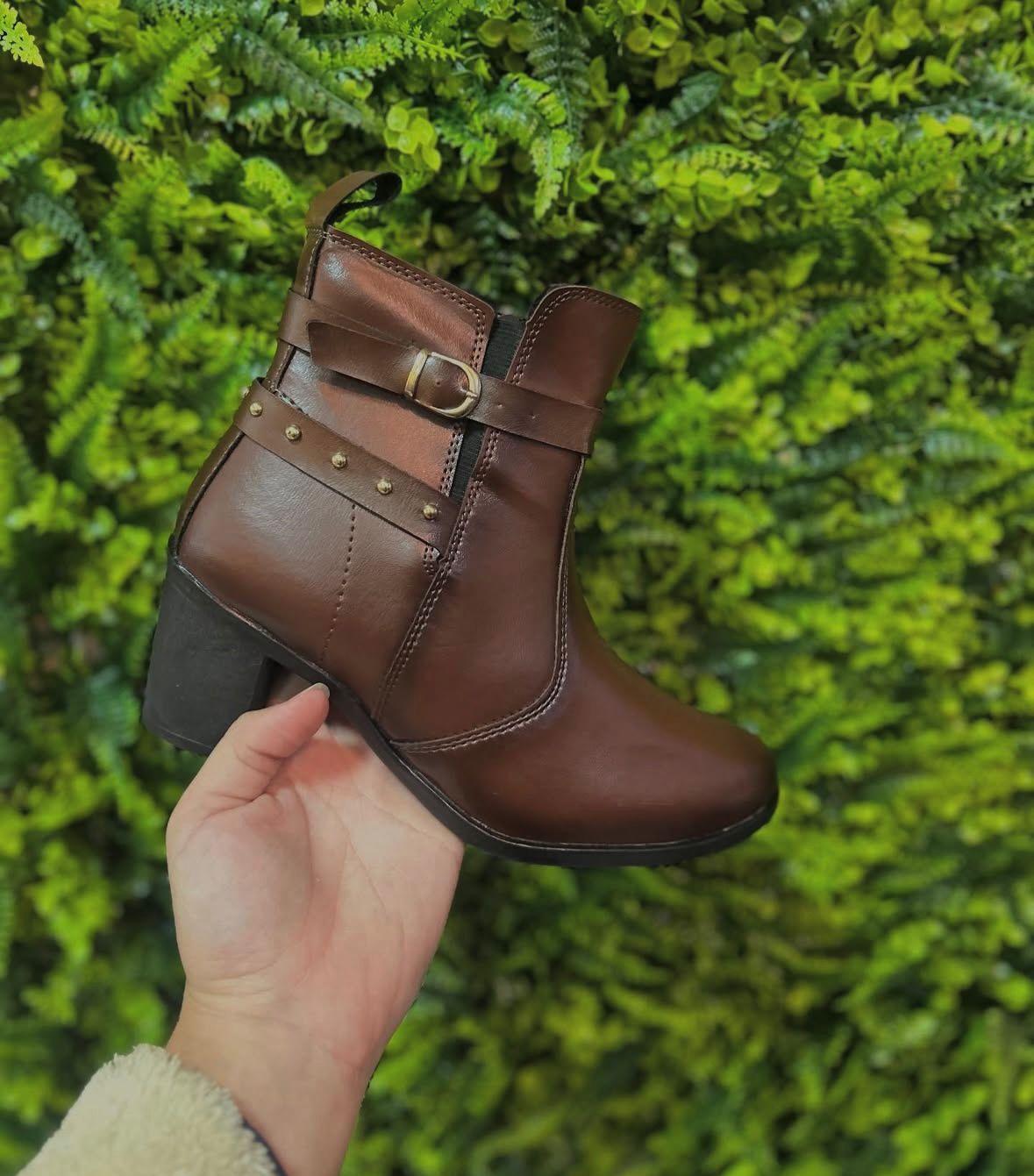 Bota Cano Baixo com detalhes Dourado