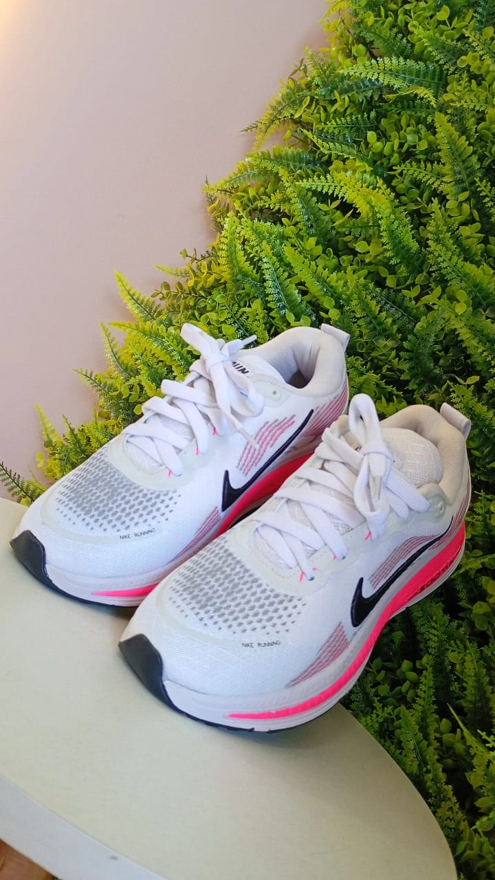 Tênis Nike - Branco com Rosa