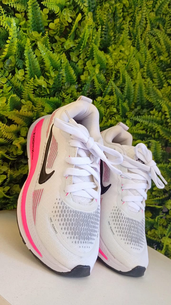 Tênis Nike - Branco com Rosa