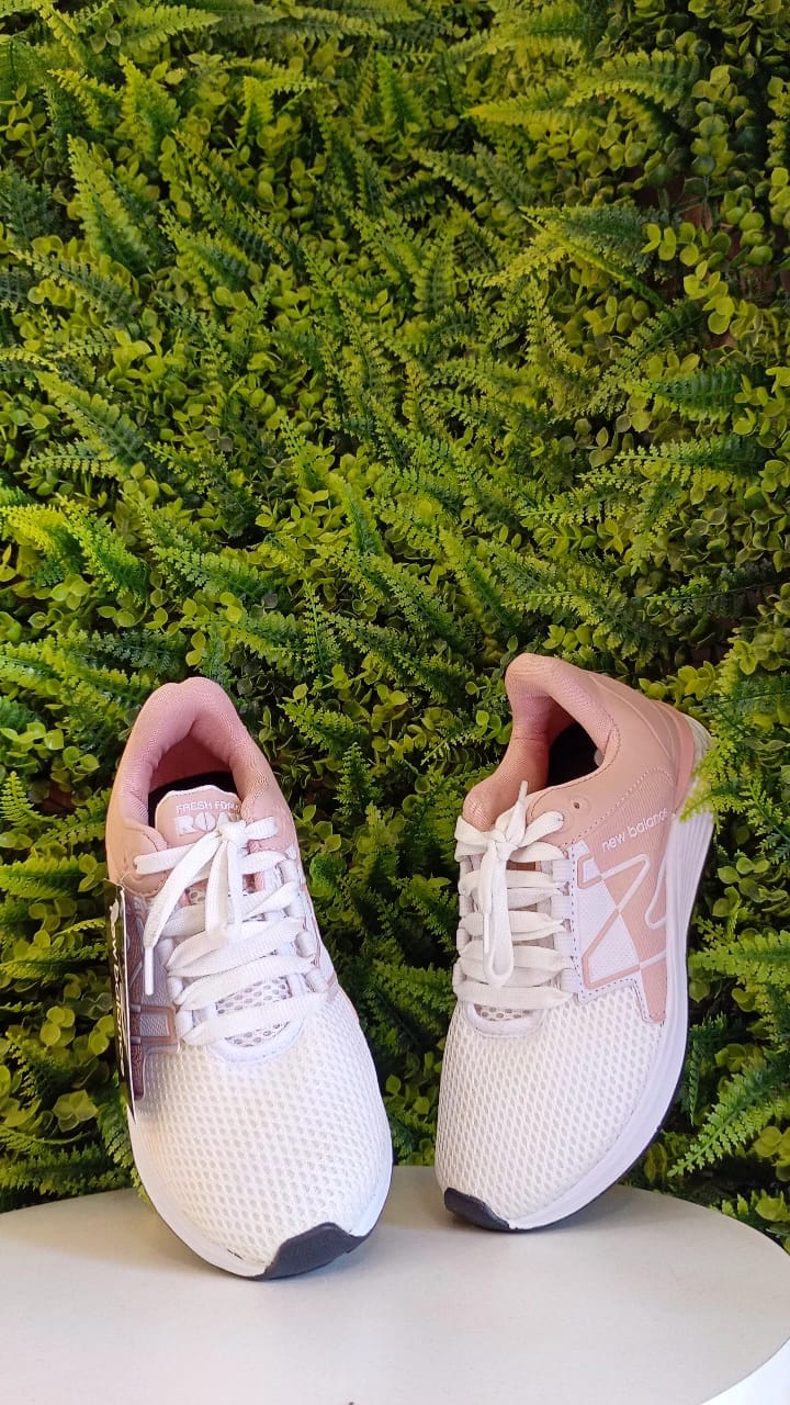 Tênis New Balance - Branco com Rosê