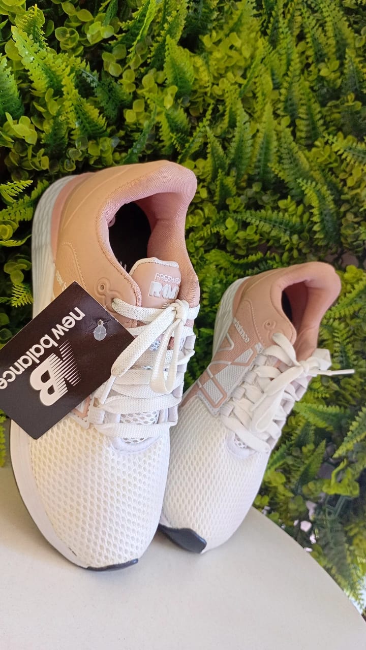 Tênis New Balance - Branco com Rosê