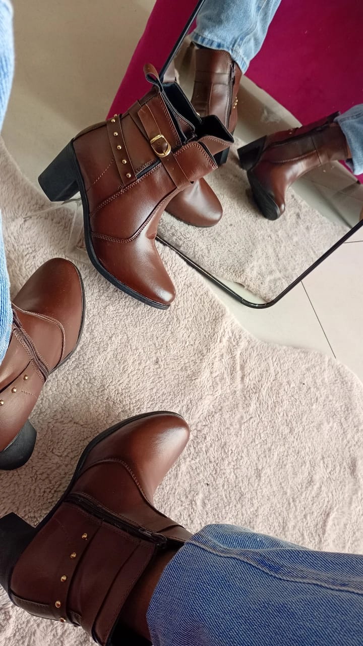 Bota Cano Baixo com detalhes Dourado