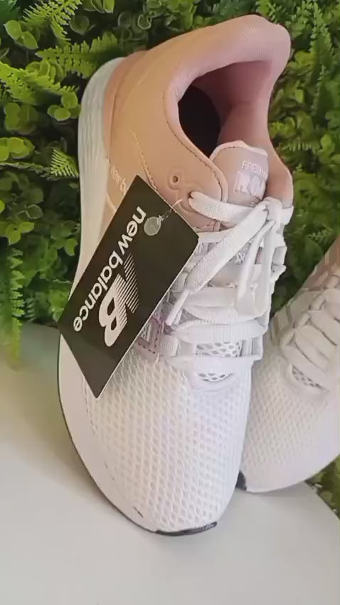Tênis New Balance - Branco com Rosê